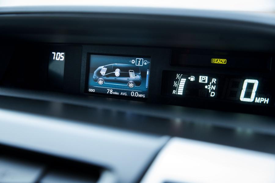 Toyota Prius + 2015 года  (UK) (фото 25 из 25)